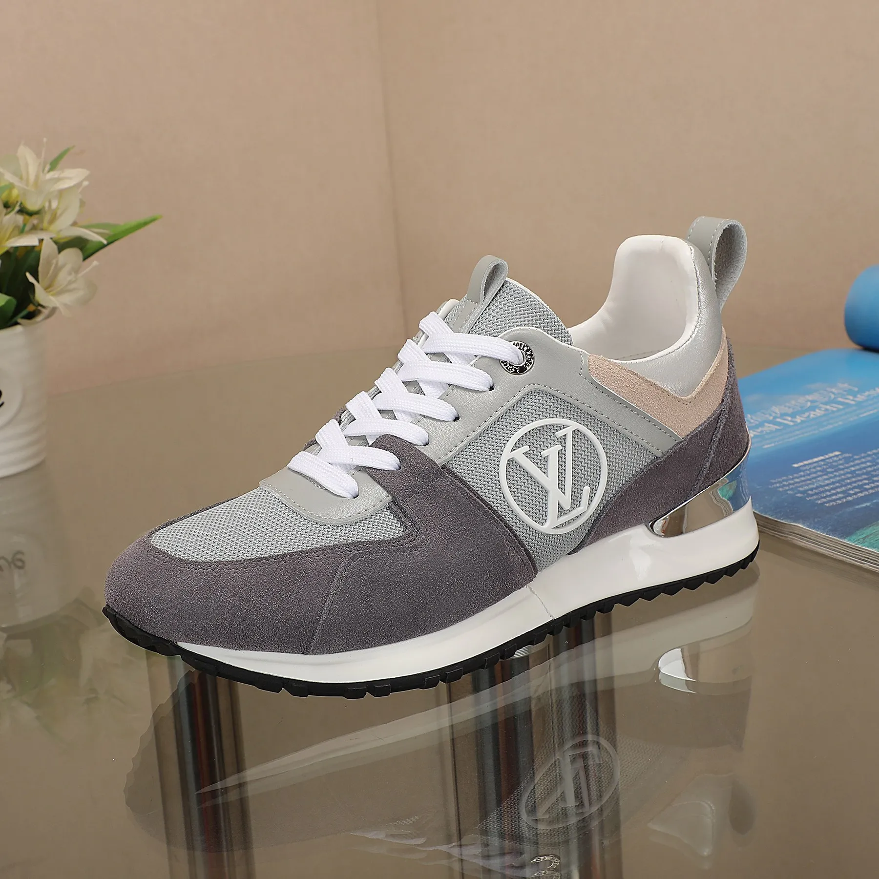 👟👟Ex-factory price 400👟👟 Men's size +10 🔥🔥🔥4046 Louis Vuitton official website synchronized sneakers, this Run Away sneaker is inspired by running shoe design, highlighting Louis Vuitton's iconic tone, technical mesh fabric mixed with suede and metallic cow leather, with wedge-shaped rubber outsole, LV letters written on the side, LV engraved on the metal shock-absorbing structure Circle logo, hidden insole subtly increases the height, reproduces the classic design of Louis Vuitton shoe series. The code number is 35-42 for women and 39-46 for men.
